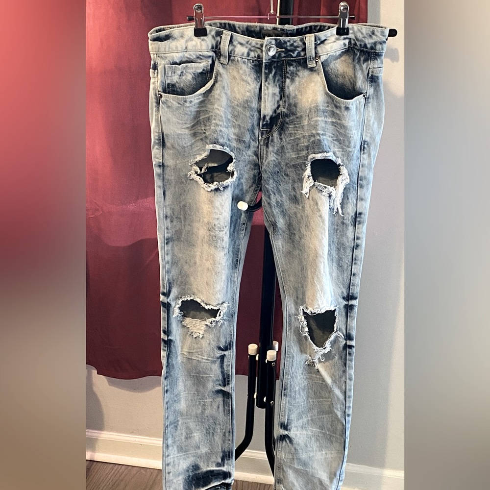 Men Forever 21 Distressed jeans.
